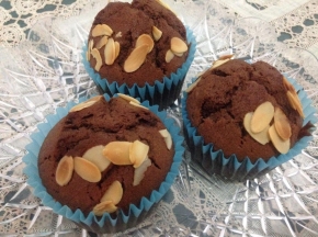 Muffin al cacao con scaglie di mandorla